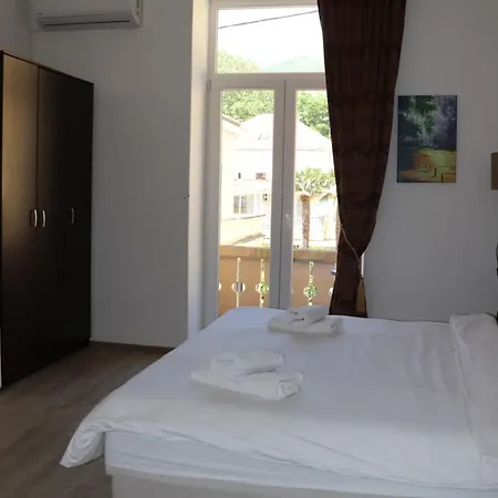 Park 2 Apartment *